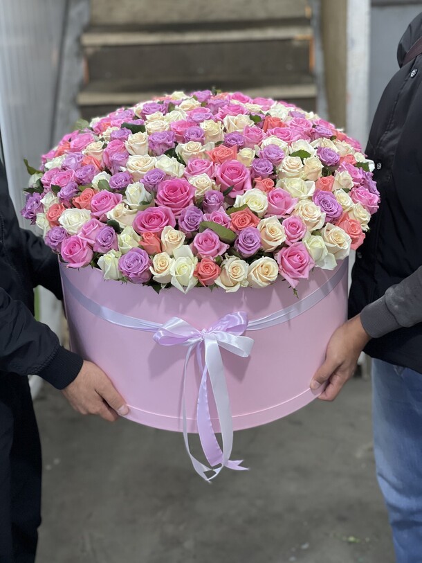 201 разноцветные розы в коробке, артикул F1139019 - 59354 рублей, доставка по городу. Flawery - доставка цветов