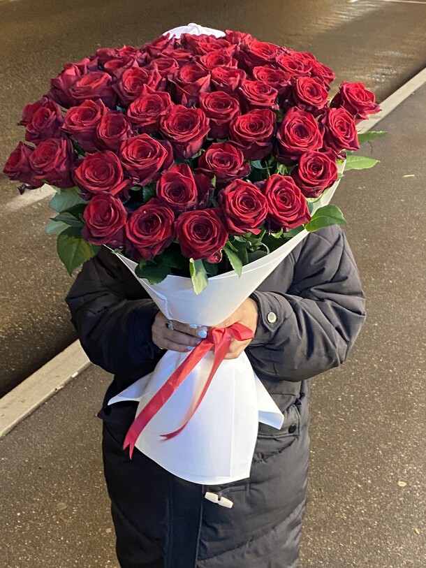 51 бордовая роза, артикул F1145201 - 16528 рублей, доставка по городу. Flawery - доставка цветов