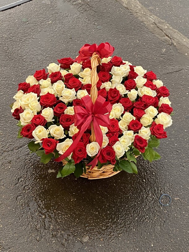 Корзина с розами, артикул F1145376 - 37190 рублей, доставка по городу. Flawery - доставка цветов