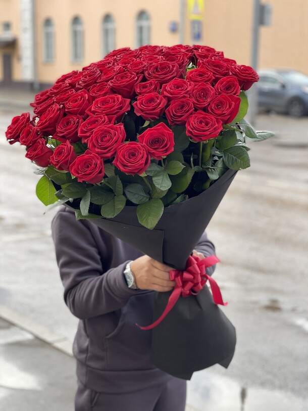 51 бордовая длинная роза, артикул F1147840 - 22539 рублей, доставка по городу. Flawery - доставка цветов