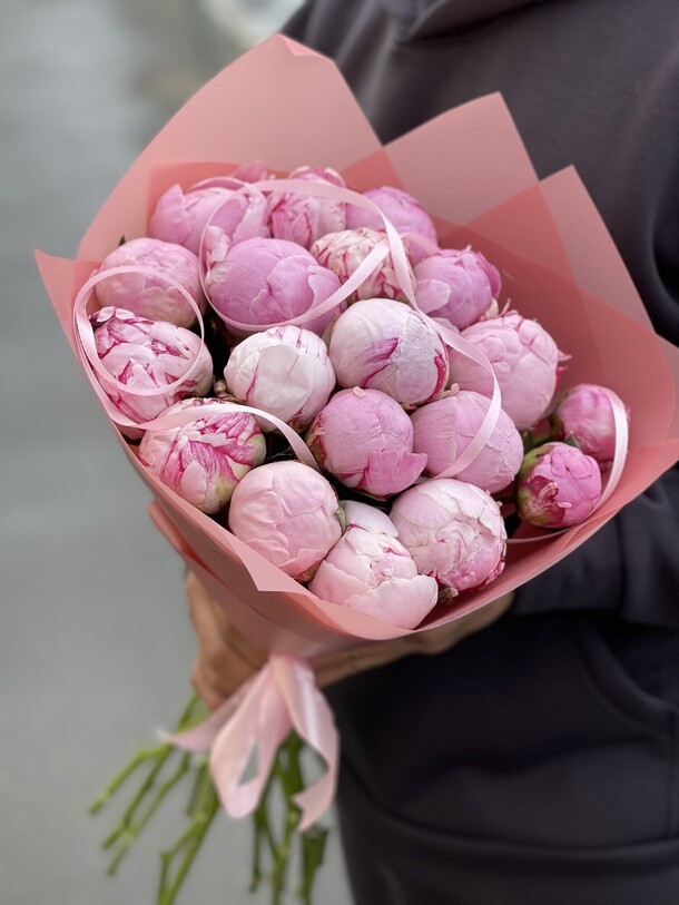 19 пионов, артикул F1147898 - 24794 рублей, доставка по городу. Flawery - доставка цветов