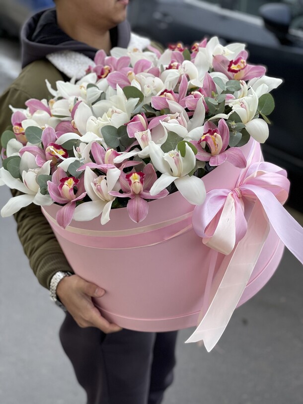 Орхидея цимбидиум в коробке, артикул F1157473 - 33057 рублей, доставка по городу. Flawery - доставка цветов