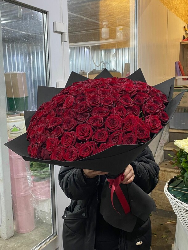 101 бордовая роза, артикул F1160735 - 31000 рублей, доставка по городу. Flawery - доставка цветов