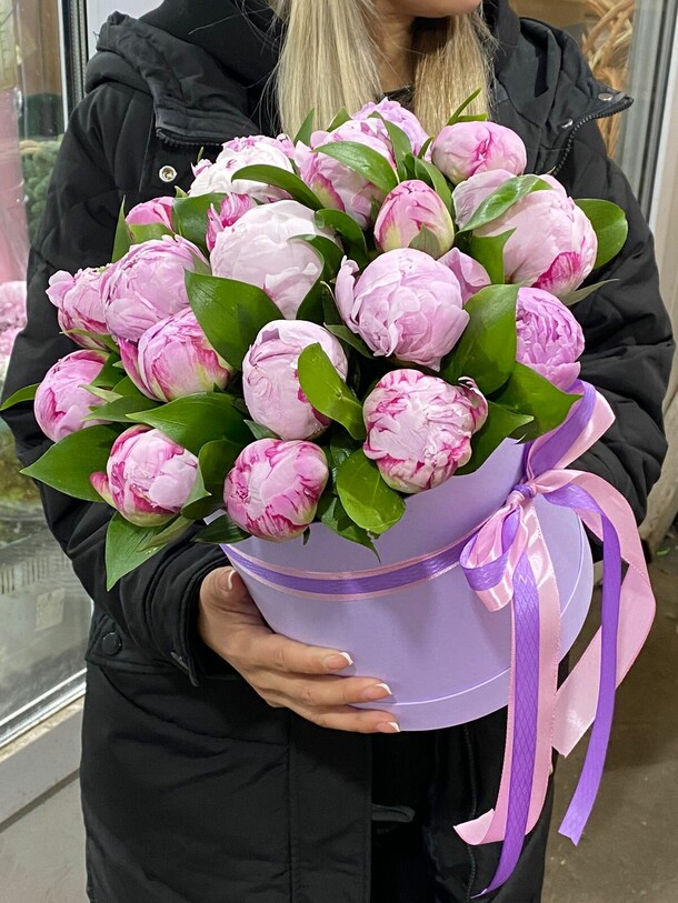 Пионы в коробке, артикул F1160736 - 21000 рублей, доставка по городу. Flawery - доставка цветов