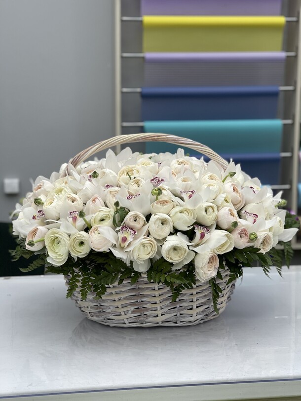 Ранункулюсы в корзине, артикул F1173439 - 74379 рублей, доставка по городу. Flawery - доставка цветов
