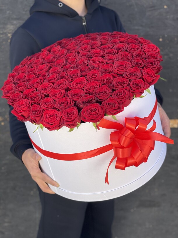 Красные розы в коробке, артикул F1185007 - 30000 рублей, доставка по городу. Flawery - доставка цветов
