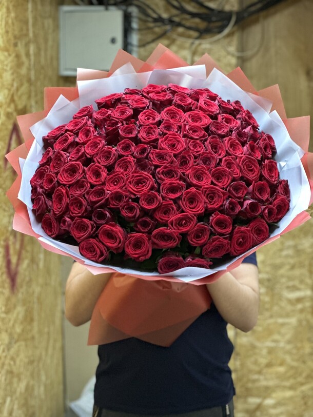 101 бордовая роза, артикул F1200444 - 35000 рублей, доставка по городу. Flawery - доставка цветов