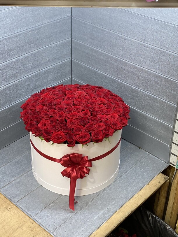 Красные розы в коробке, артикул F1211552 - 52592 рублей, доставка по городу. Flawery - доставка цветов