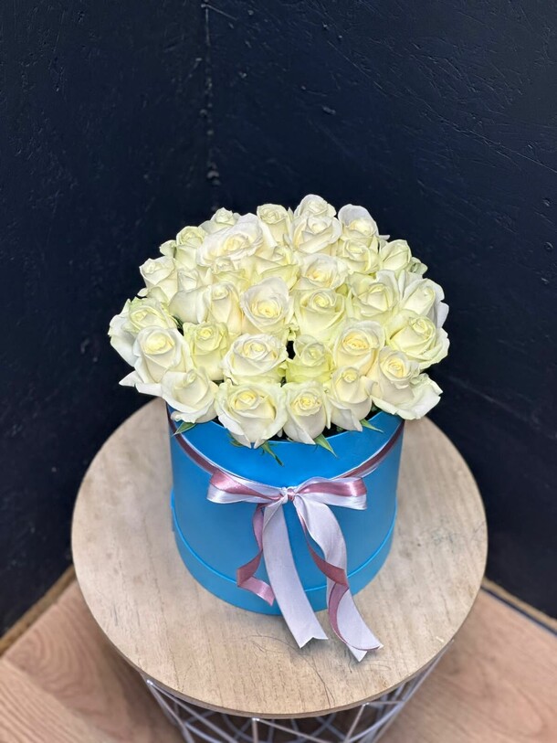 29 белые розы в коробке, артикул F1231842 - 7513 рублей, доставка по городу. Flawery - доставка цветов