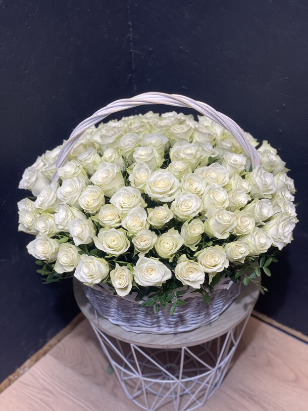 Белые розы в корзине, артикул F1232049 - 20660 рублей, доставка по городу. Flawery - доставка цветов