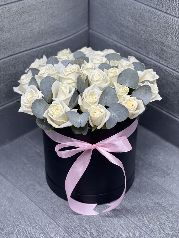 Белые розы с эвкалиптом, артикул F1232125 - 4958 рублей, доставка по городу. Flawery - доставка цветов