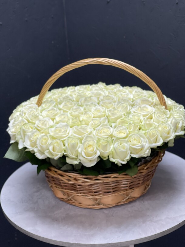 101 роза в корзине, артикул F1268053 - 31000 рублей, доставка по городу. Flawery - доставка цветов