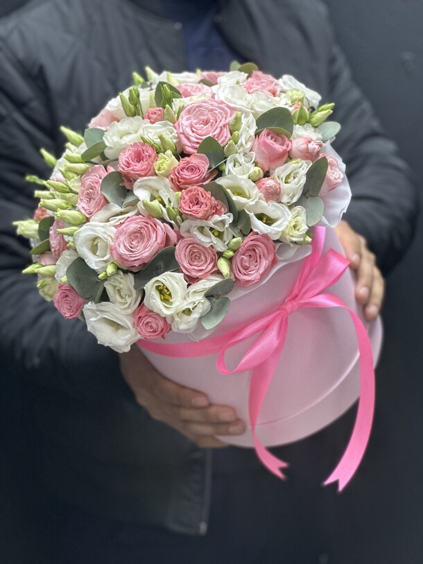 Нежный букет в коробке, артикул F1269422 - 9091 рублей, доставка по городу. Flawery - доставка цветов