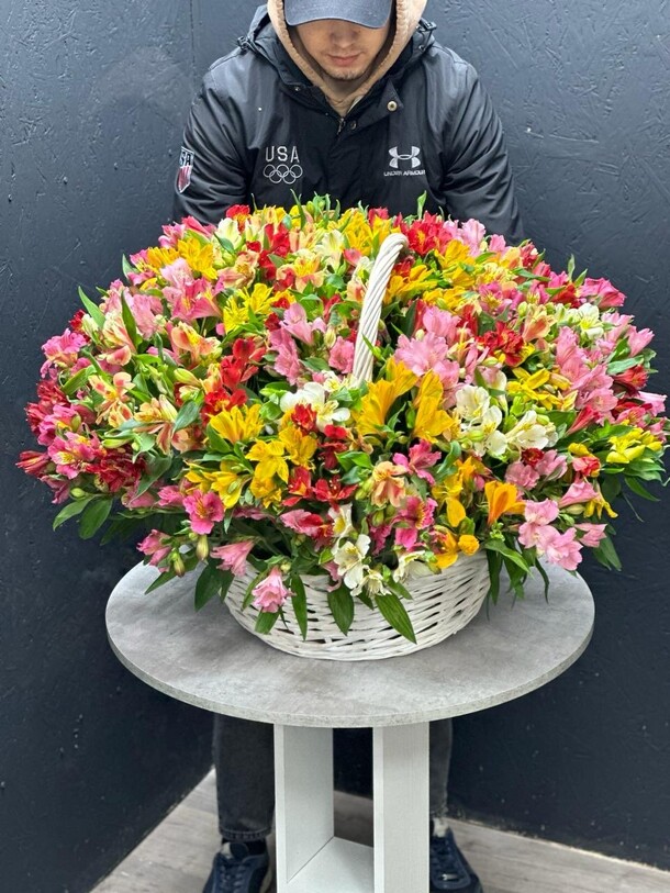 Альстромерия нежная композиция, артикул F1270799 - 26295 рублей, доставка по городу. Flawery - доставка цветов