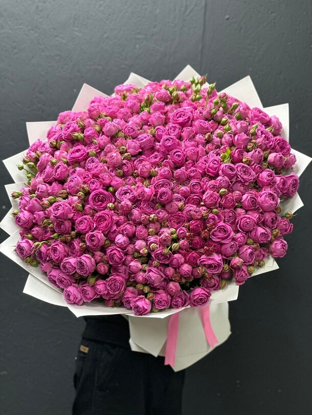 Огромный букет пионовидных кустовых роз, артикул F1270801 - 66115 рублей, доставка по городу. Flawery - доставка цветов