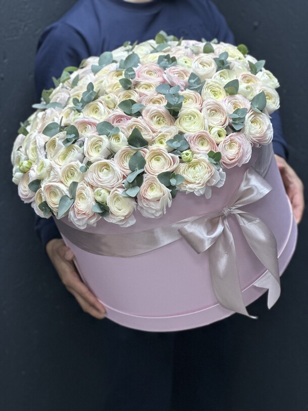 Ранункулюс в коробке, артикул F1271486 - 74379 рублей, доставка по городу. Flawery - доставка цветов