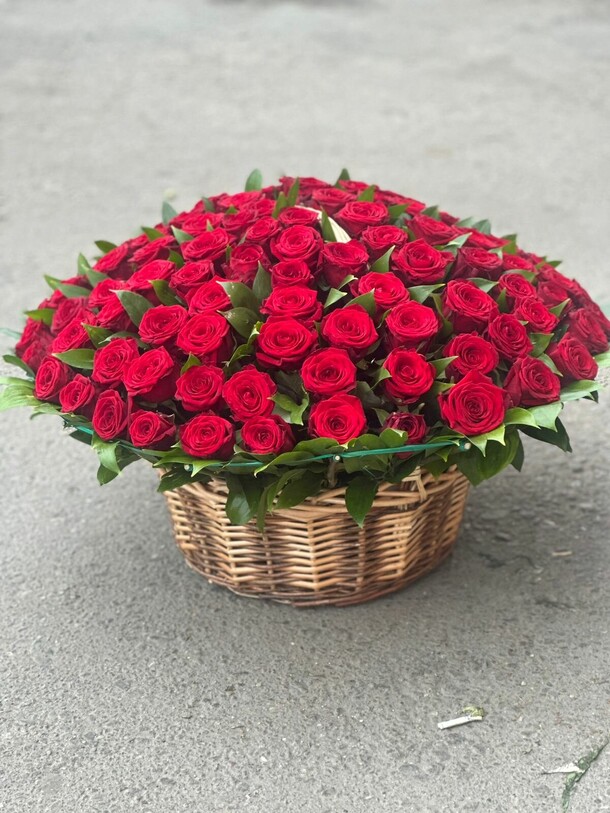 101 роза в корзине, артикул F1272674 - 37190 рублей, доставка по городу. Flawery - доставка цветов