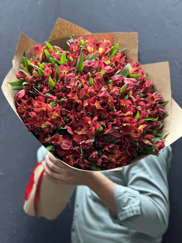 Альстромерия красная, артикул F1274161 - 6500 рублей, доставка по городу. Flawery - доставка цветов