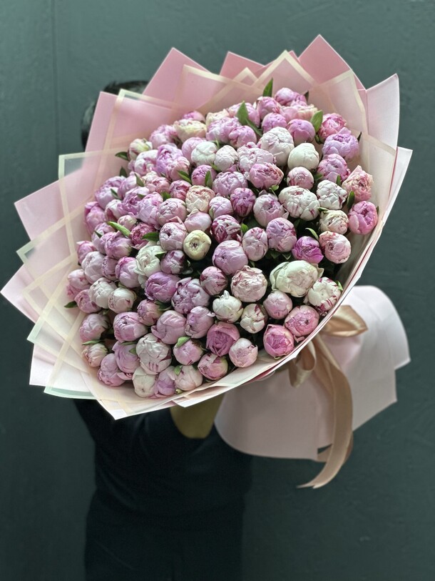 Огромный букет нежных пионов, артикул F1282856 - 97671 рублей, доставка по городу. Flawery - доставка цветов