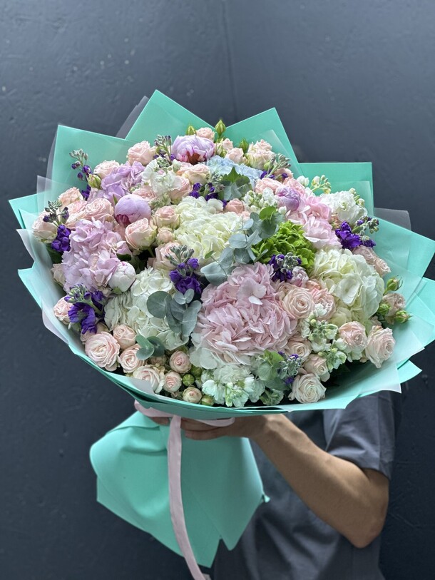 Авторский букет, артикул F1300568 - 60105 рублей, доставка по городу. Flawery - доставка цветов