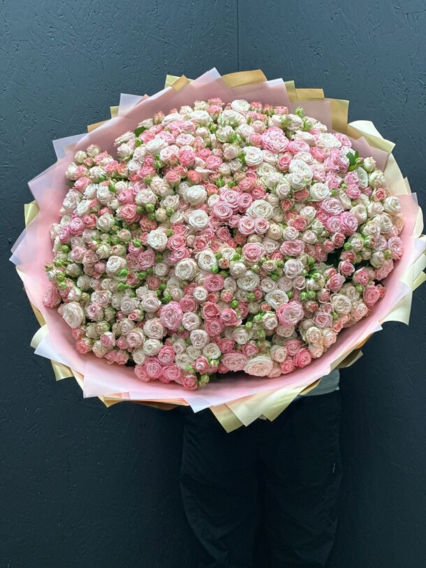 Огромный букет пионовидных кустовых роз, артикул F1323750 - 52591 рублей, доставка по городу. Flawery - доставка цветов