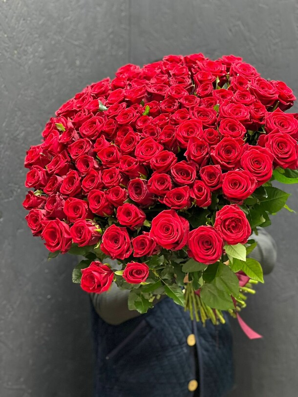 101 роза бордовая, артикул F1340476 - 52592 рублей, доставка по городу. Flawery - доставка цветов