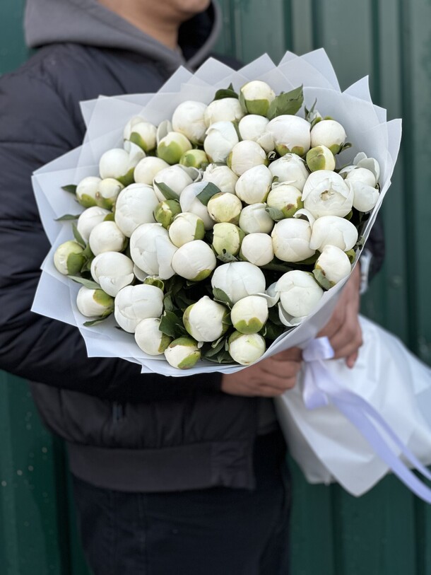 Премиум букет из белых пионов, артикул F1352224 - 61984 рублей, доставка по городу. Flawery - доставка цветов
