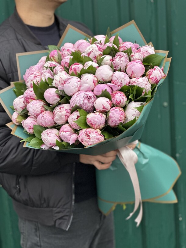 Букет премиум класса из пион, артикул F1352225 - 60105 рублей, доставка по городу. Flawery - доставка цветов