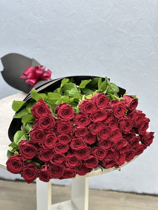 Высокие бордовые розы, артикул F1366572 - 18000 рублей, доставка по городу. Flawery - доставка цветов