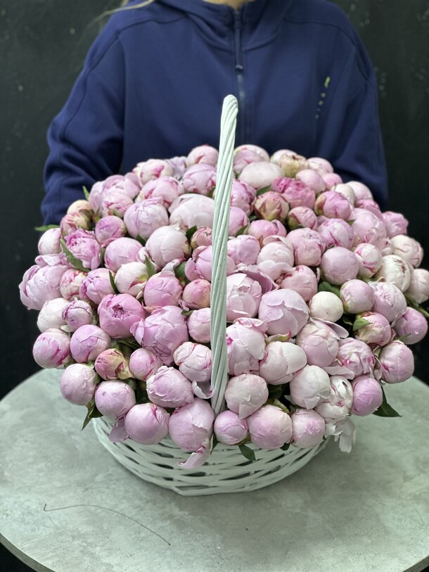 Крупные пионы в корзине, артикул F1433147 - 97671 рублей, доставка по городу. Flawery - доставка цветов