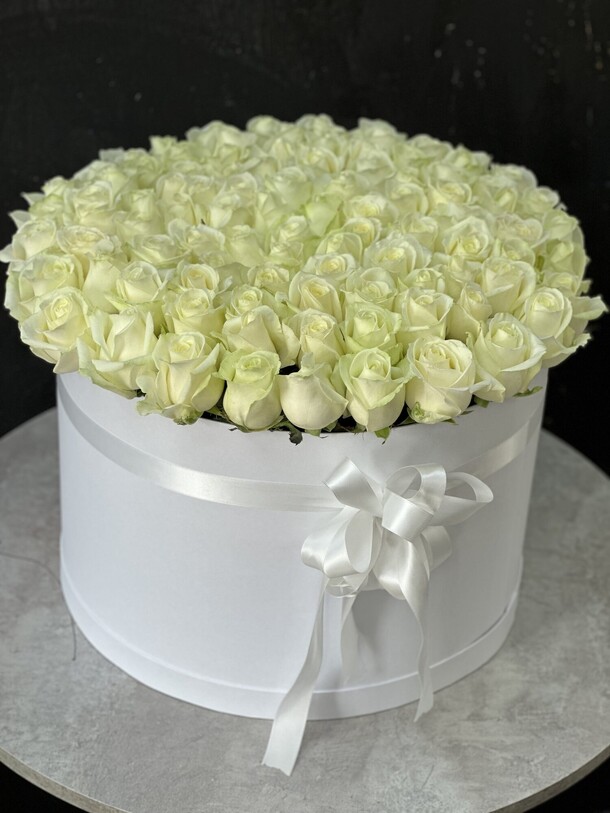 Белые розы в белой коробке, артикул F1443872 - 33058 рублей, доставка по городу. Flawery - доставка цветов
