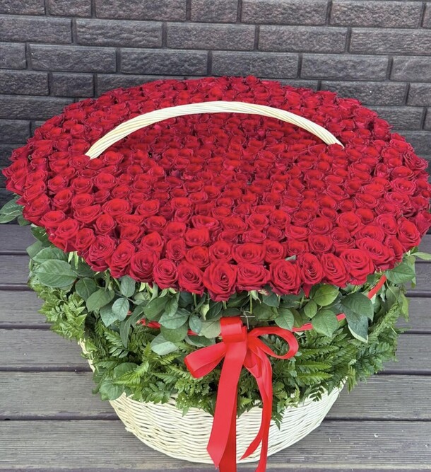 Огромная корзина с розами, артикул F1456953 - 73554 рублей, доставка по городу. Flawery - доставка цветов