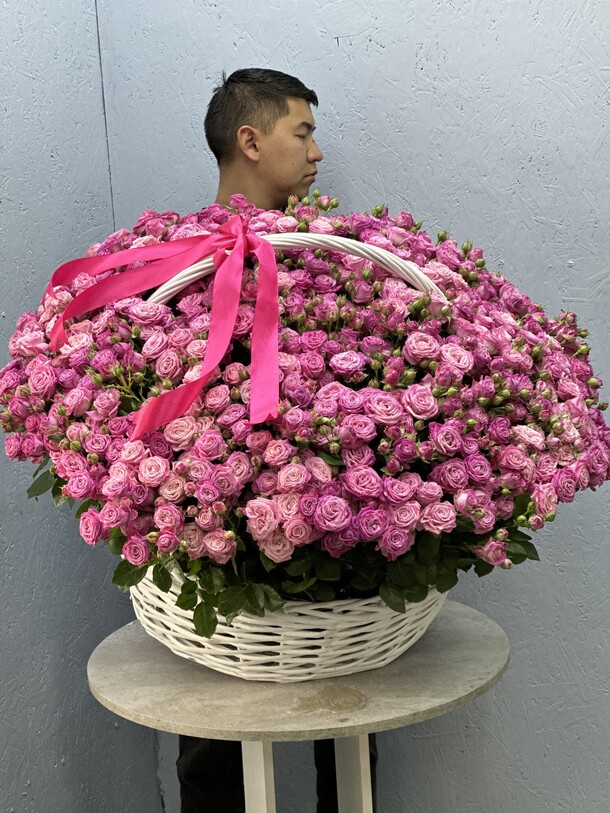 Большая корзина с пионовидный и кустовыми розами, артикул F1456962 - 61157 рублей, доставка по городу. Flawery - доставка цветов