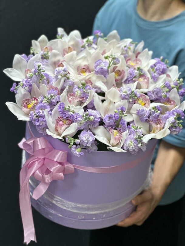 Нежный букет в коробке, артикул F1493798 - 28925 рублей, доставка по городу. Flawery - доставка цветов