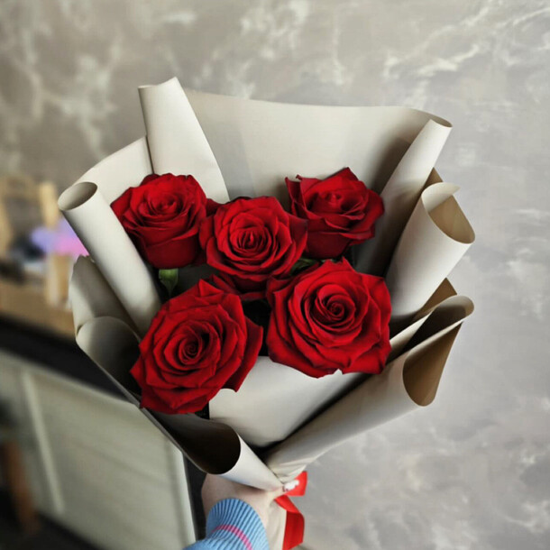 Розы красные 5 шт, артикул F1286016 - 2420 рублей, доставка по городу. Flawery - доставка цветов