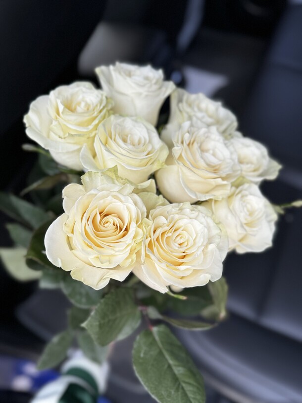 9 белых роз в ленту, артикул F1304908 - 3630 рублей, доставка по городу. Flawery - доставка цветов