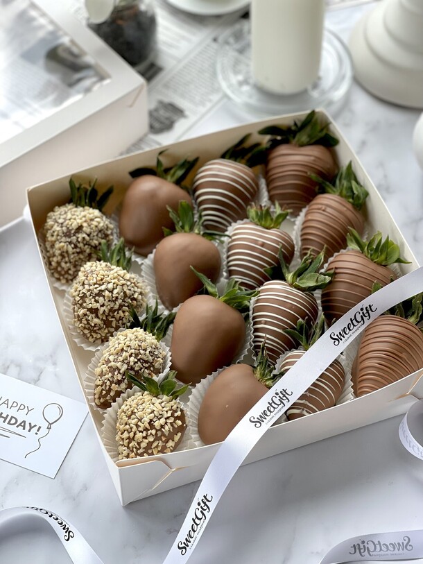 Клубника в шоколаде "каприз", артикул F1270775 - 4356 рублей, доставка по городу. Flawery - доставка цветов