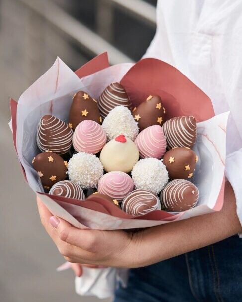 Букет из клубники романтика, артикул F1419718 - 10981 рублей, доставка по городу. Flawery - доставка цветов