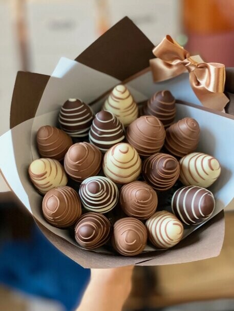 Букет из клубники три шоколада, артикул F1419726 - 11710 рублей, доставка по городу. Flawery - доставка цветов