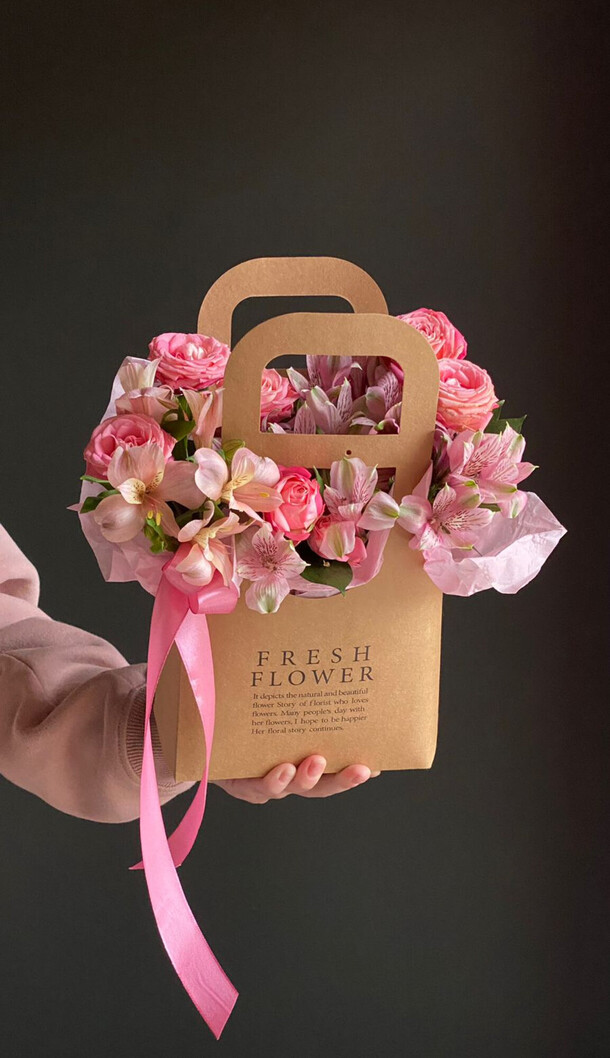 Сумочка с альстромерией, артикул F1447655 - 3729 рублей, доставка по городу. Flawery - доставка цветов