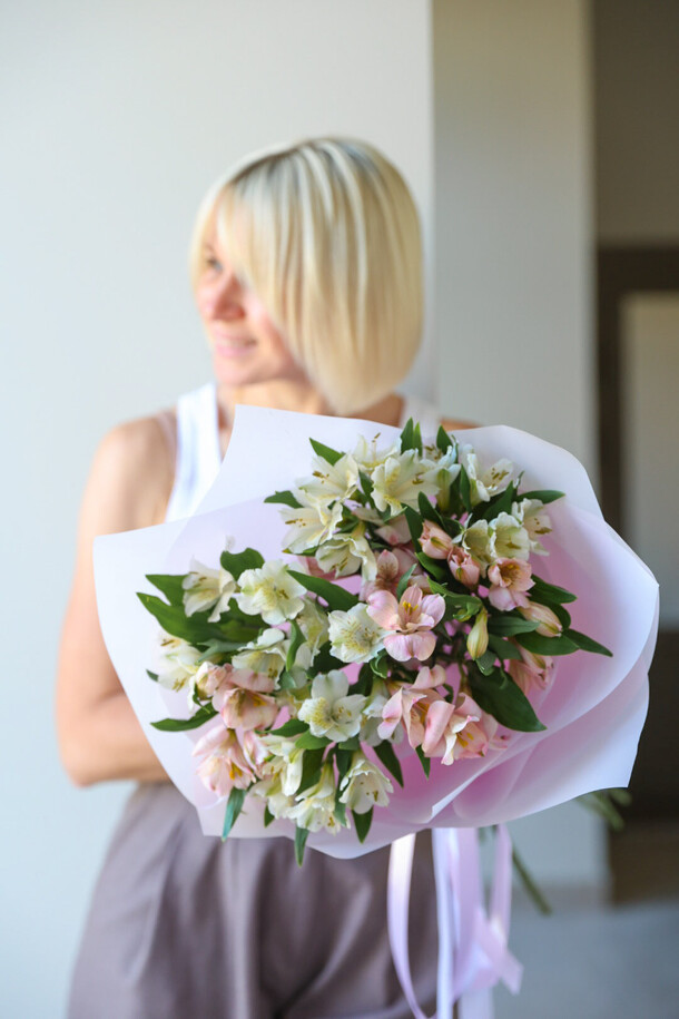 Букет из нежных альстромерий, артикул F1467833 - 3685 рублей, доставка по городу. Flawery - доставка цветов