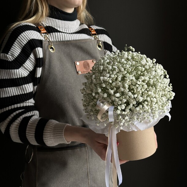 Белая гипсофила в крафтовой коробочке, артикул F1469059 - 3289 рублей, доставка по городу. Flawery - доставка цветов