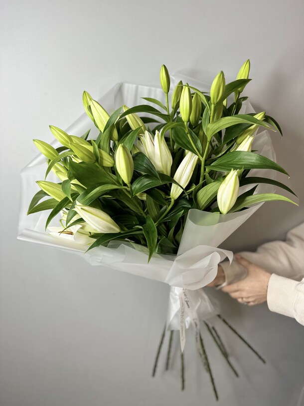 7 пышных лилий, артикул F1247952 - 11900 рублей, доставка по городу. Flawery - доставка цветов