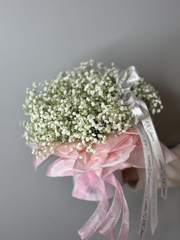 Композиция из гипсофилы в шляпной коробке, артикул F1248161 - 3500 рублей, доставка по городу. Flawery - доставка цветов