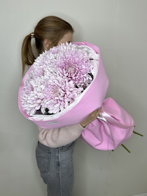 Букет из одноголовых хризантем, артикул F1348832 - 7150 рублей, доставка по городу. Flawery - доставка цветов