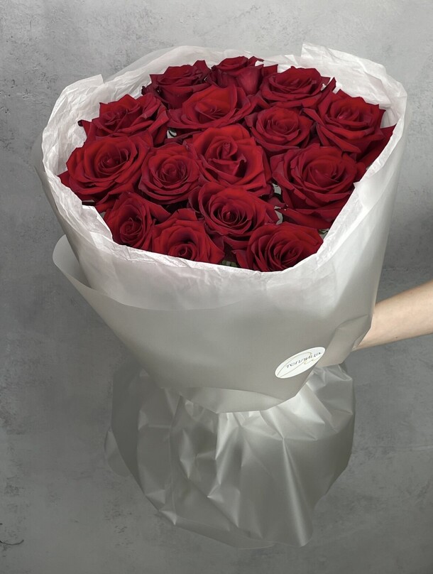 Шикарный букет красных роз, артикул F1311413 - 7900 рублей, доставка по городу. Flawery - доставка цветов