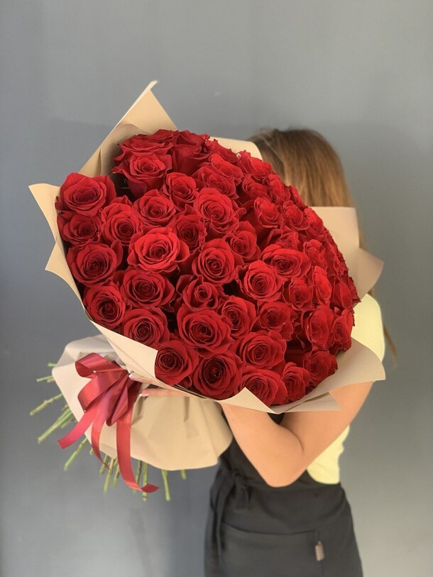 51 роза, артикул F1090449 - 14300 рублей, доставка по городу. Flawery - доставка цветов