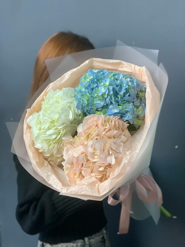 3 гортензии, артикул F1345449 - 3550 рублей, доставка по городу. Flawery - доставка цветов