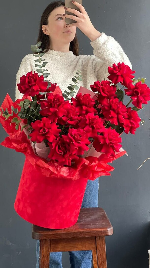 Россыпь красных ажурных роз, артикул F1490436 - 8500 рублей, доставка по городу. Flawery - доставка цветов