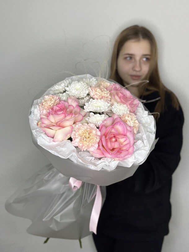 Букет с французской розой ,хризантемой и диантусами №3, артикул F1363867 - 4719 рублей, доставка по городу. Flawery - доставка цветов